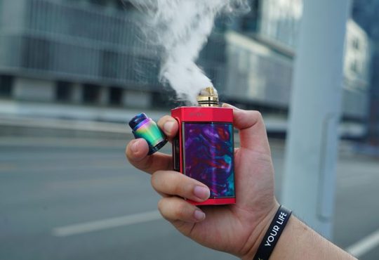 The power supply of VOOPOO TOO Kit could be up to 180W with dual baterries while it is 80W with ...