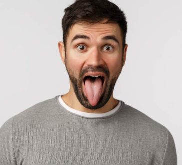 Tâche blanche sur la langue : causes et traitements - Show Devant
